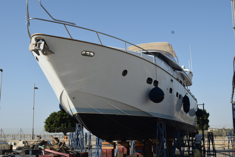 Inspección de barco de motor en dique seco